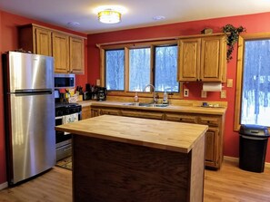 Refrigerador, microondas, horno y parrilla de estufa 