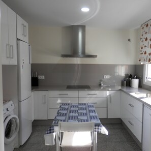 Refrigerador, microondas, placa de cocina, lavavajillas