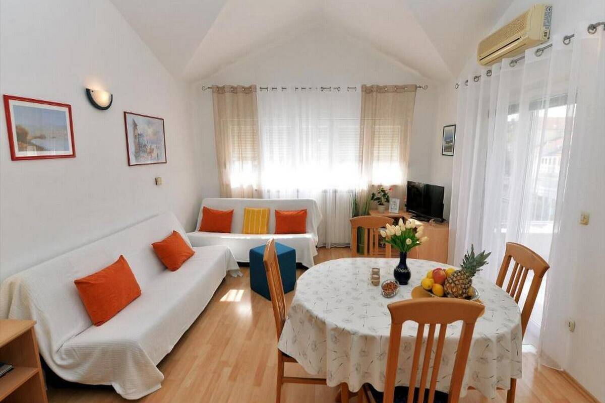 Appartamento, 1 camera da letto, terrazzo, vista mare | Area soggiorno | TV a schermo piatto