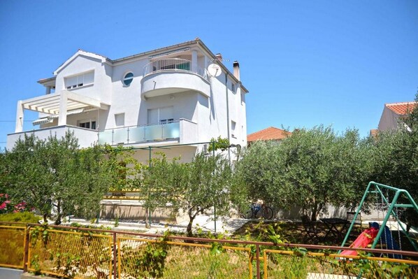 Front of property - Apartments Divna (Tisno)