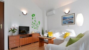 Apartamento, 1 quarto, sacada | Área de estar | TV de tela plana