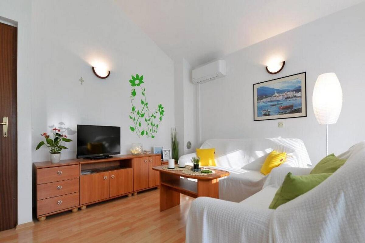 Appartamento, 1 camera da letto, balcone | Area soggiorno | TV a schermo piatto