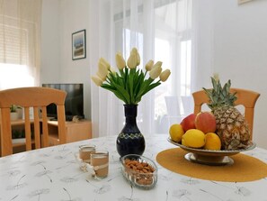 Appartamento, 1 camera da letto, terrazzo, vista mare | Sala da pranzo