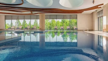 Innenpool, Außenpool (je nach Saison geöffnet), Sonnenschirme