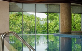 Innenpool, Außenpool (je nach Saison geöffnet), Sonnenschirme