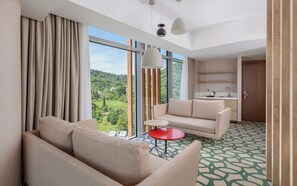 Familienzimmer, Balkon | 1 Schlafzimmer, Minibar, Schreibtisch, laptopgeeigneter Arbeitsplatz