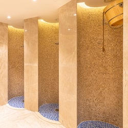 Behandelingskamers voor koppels, een sauna, een stoombad