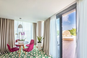 Familienzimmer, Terrasse | 1 Schlafzimmer, Minibar, Schreibtisch, laptopgeeigneter Arbeitsplatz