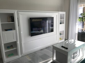 TV a schermo piatto 55 pollici con canali satellitari, TV, Netflix