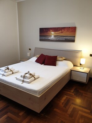 3 chambres, coffres-forts dans les chambres, fer et planche à repasser