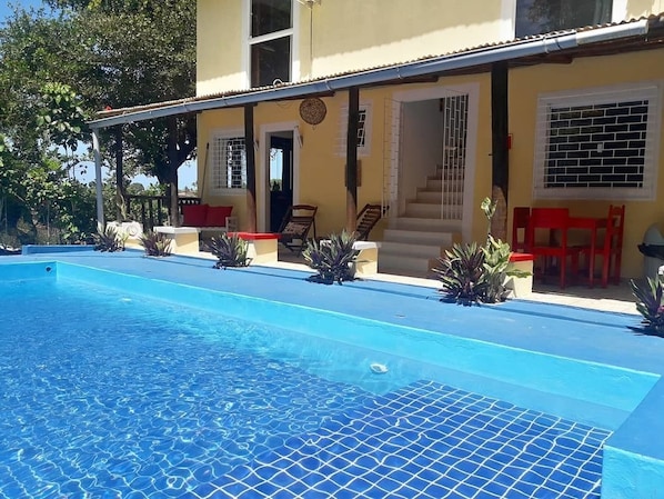 Hồ bơi ngoài trời, ghế dài tắm nắng 