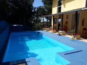 Hồ bơi ngoài trời, ghế dài tắm nắng 