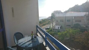 Outdoor dining - Nice Comfortable apartment (large 125 m2) near the beach in nazare (Nazare)