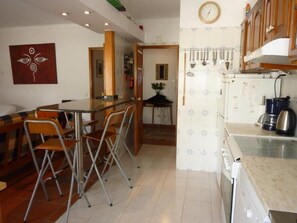 Fridge, microwave, oven, stovetop - Nice Comfortable apartment (large 125 m2) near the beach in nazare (Nazare)