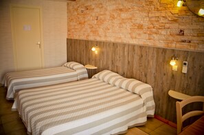 Twin Room | 1 bedroom, individually decorated, individually furnished, desk - Hôtel les Pins (Hourtin)