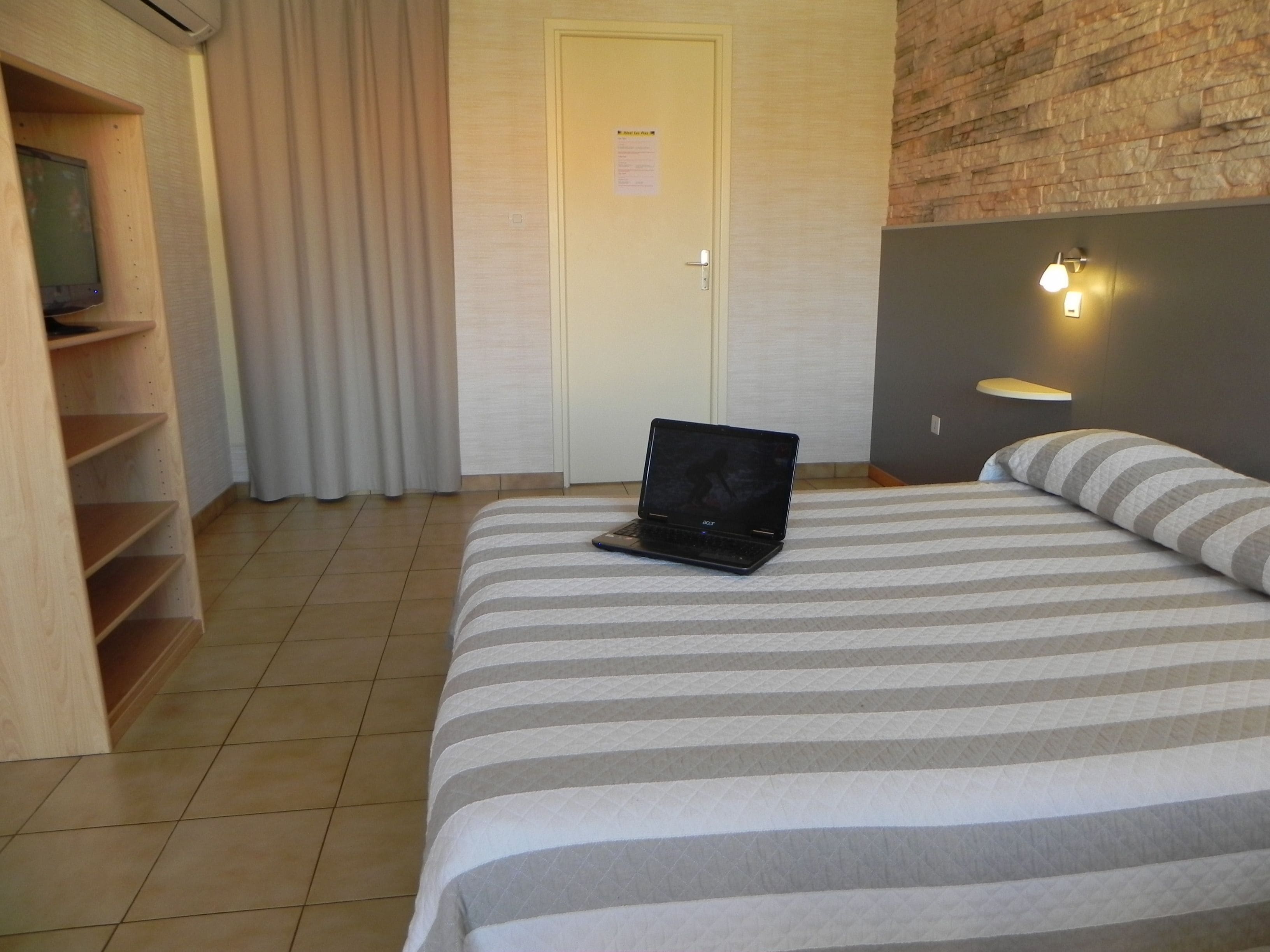 standard room, 1 double bed | 1 bedroom, individually decorated, individually furnished, desk