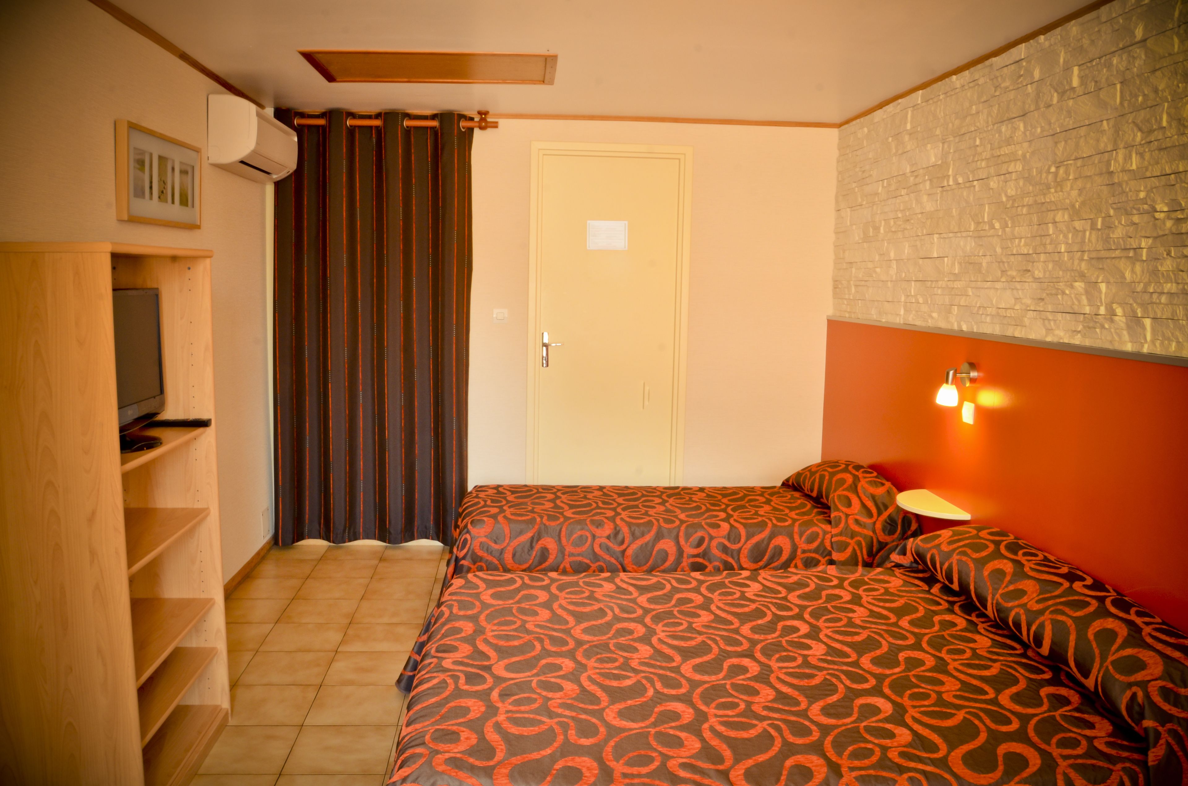 twin room | 1 bedroom, individually decorated, individually furnished, desk