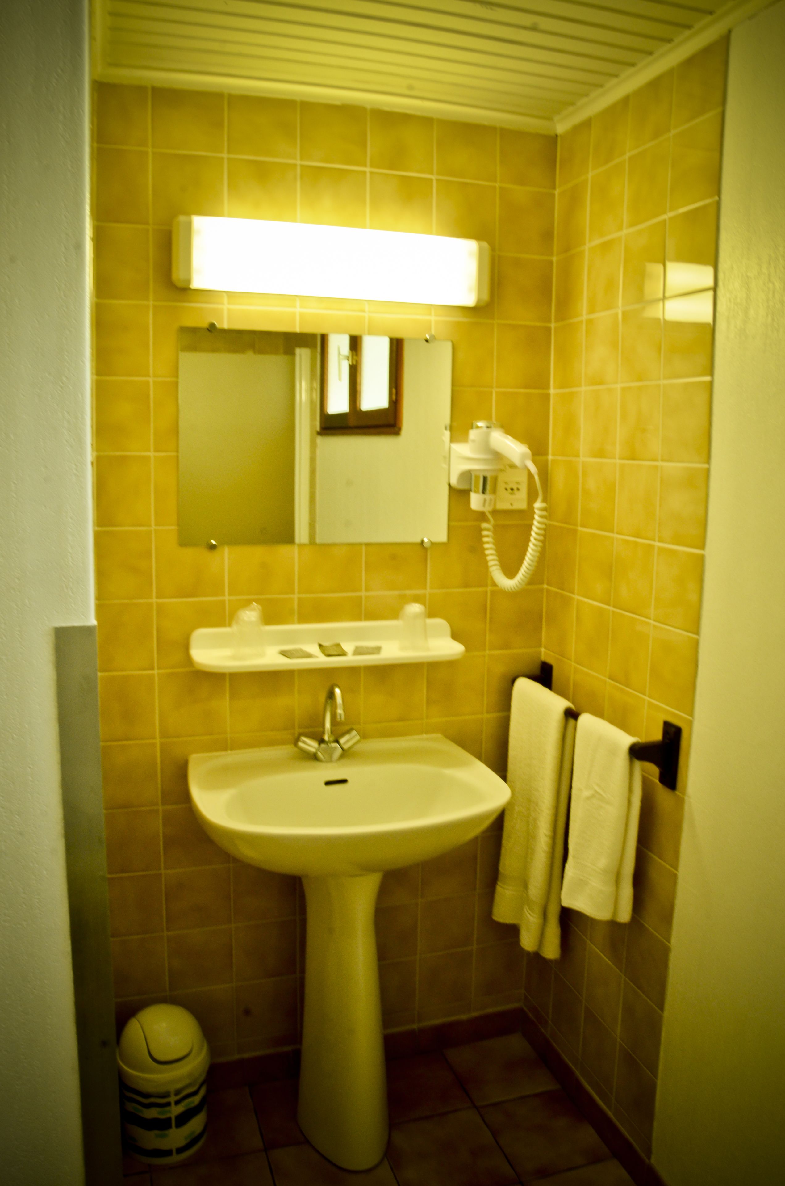 standard room, 1 double bed | bathroom | bathtub, hair dryer, towels