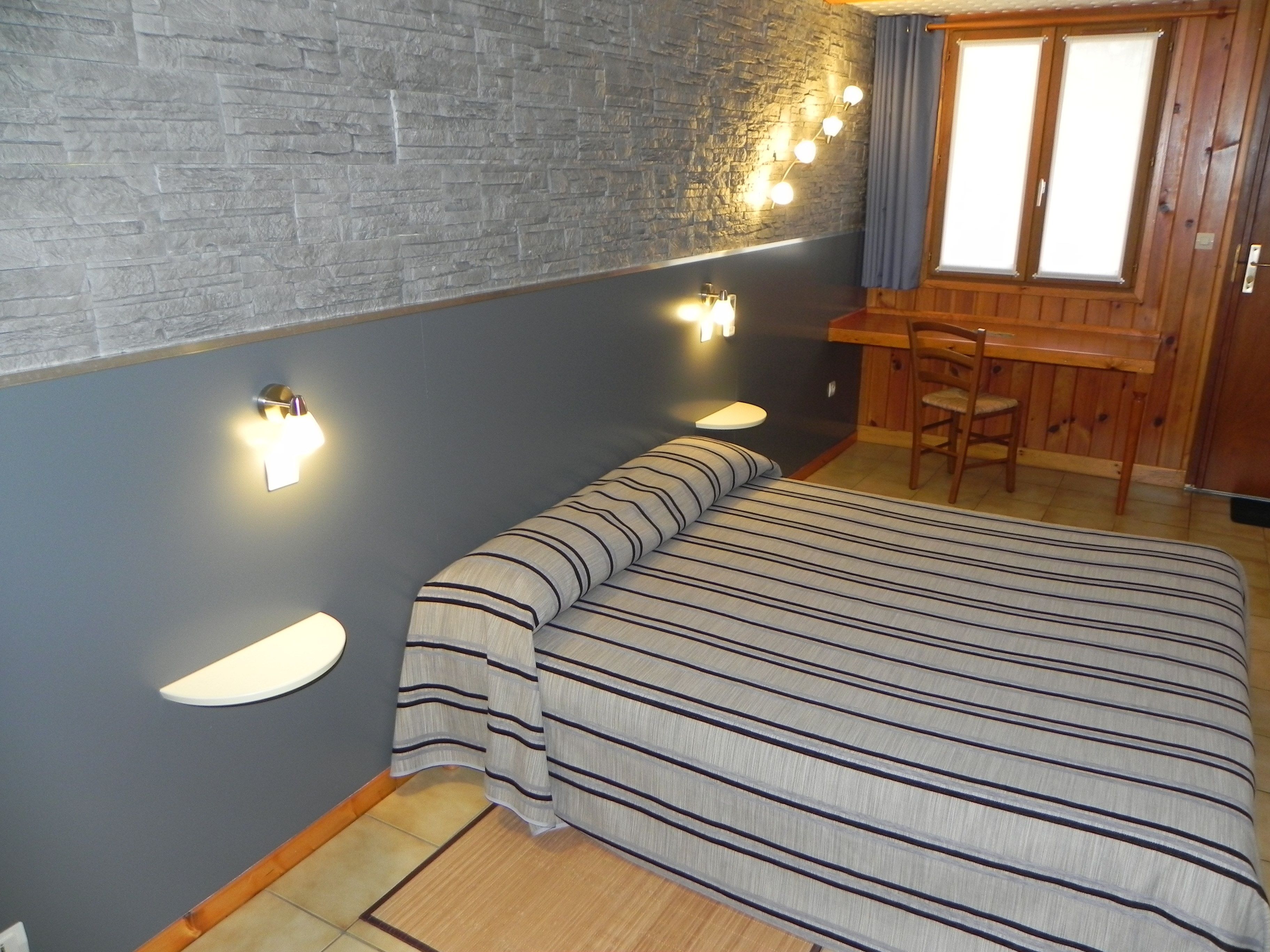 standard room, 1 double bed | 1 bedroom, individually decorated, individually furnished, desk
