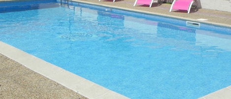 Piscine extérieure (ouverte en saison), chaises longues