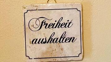 Une affiche portant l’inscription « Freiheit aushalten » est fixée à un mur.