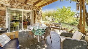 Outdoor dining - PALOMBAGGIA beaches 2Km, peacefull, value for money, Air conditioning / WIFI  (Palombaggia)