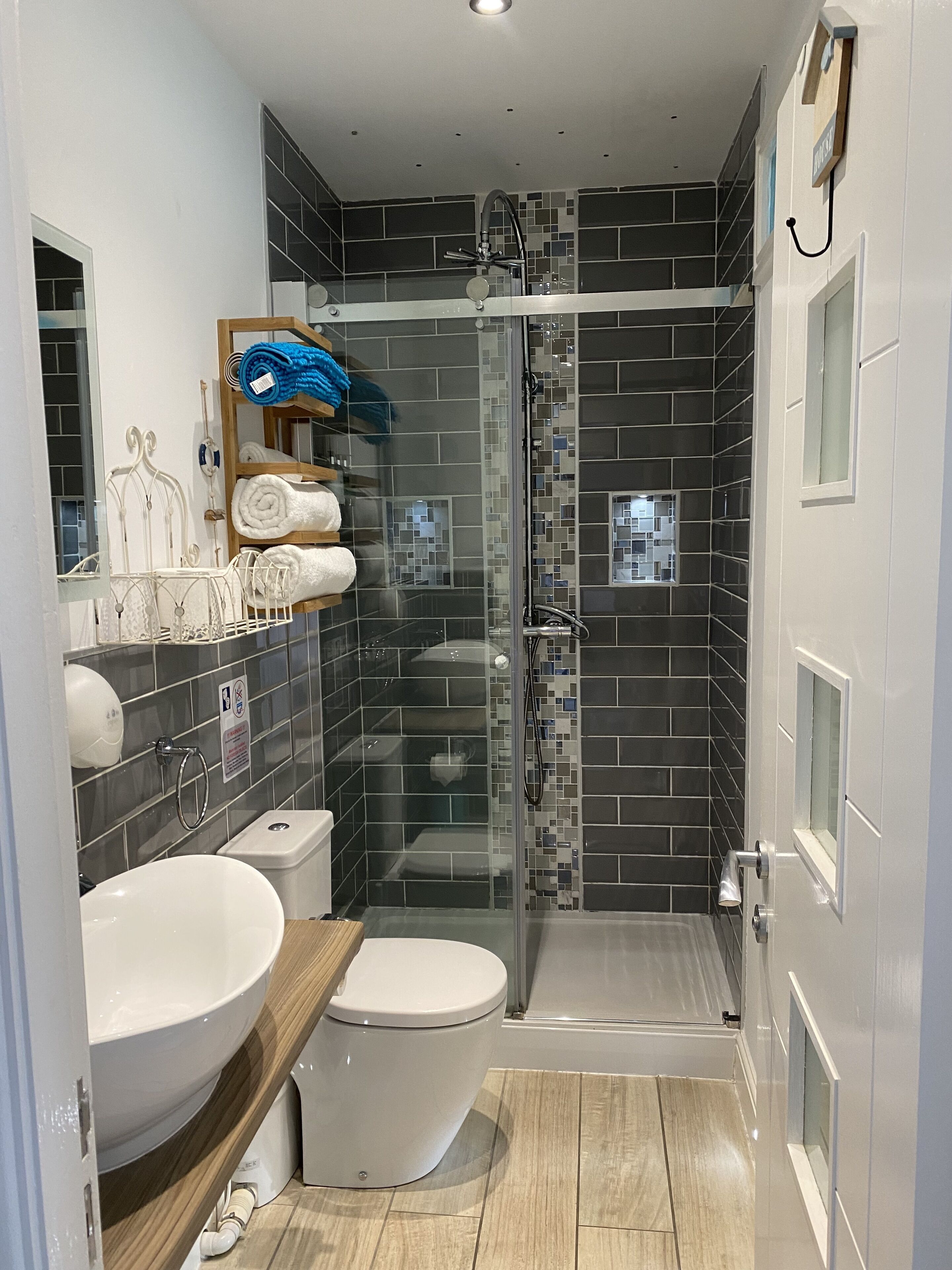 superior double or twin room, partial sea view | bathroom | shower, hair dryer, towels