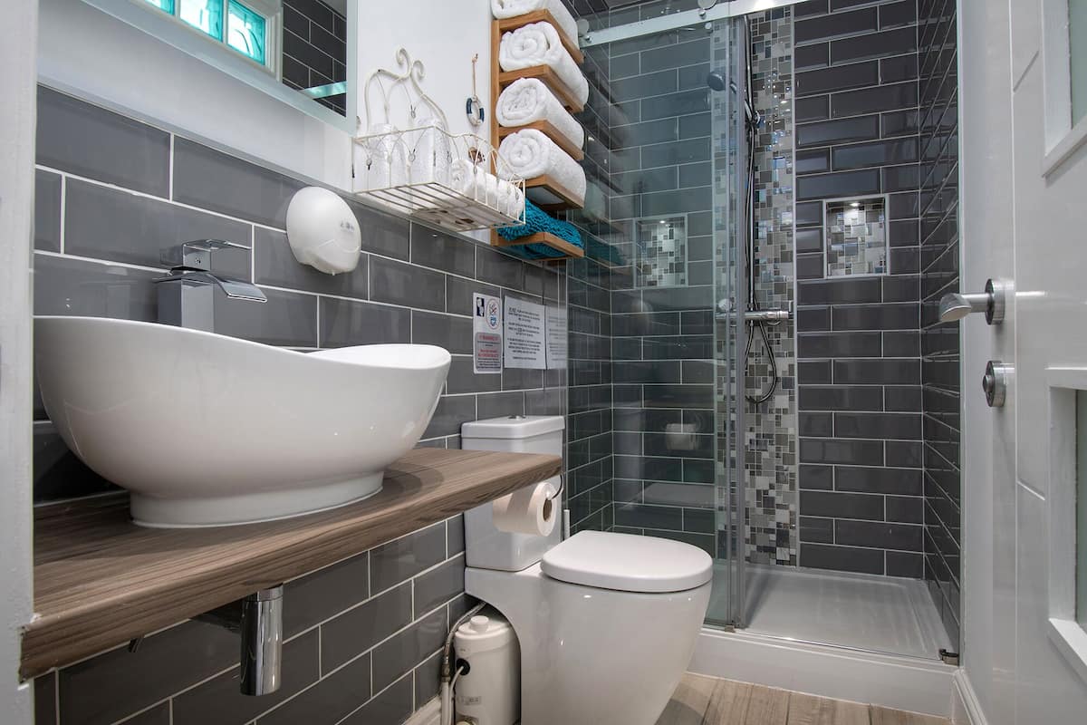Superior Double or Twin Room, Partial Sea View | Bathroom | Shower, hair dryer, towels