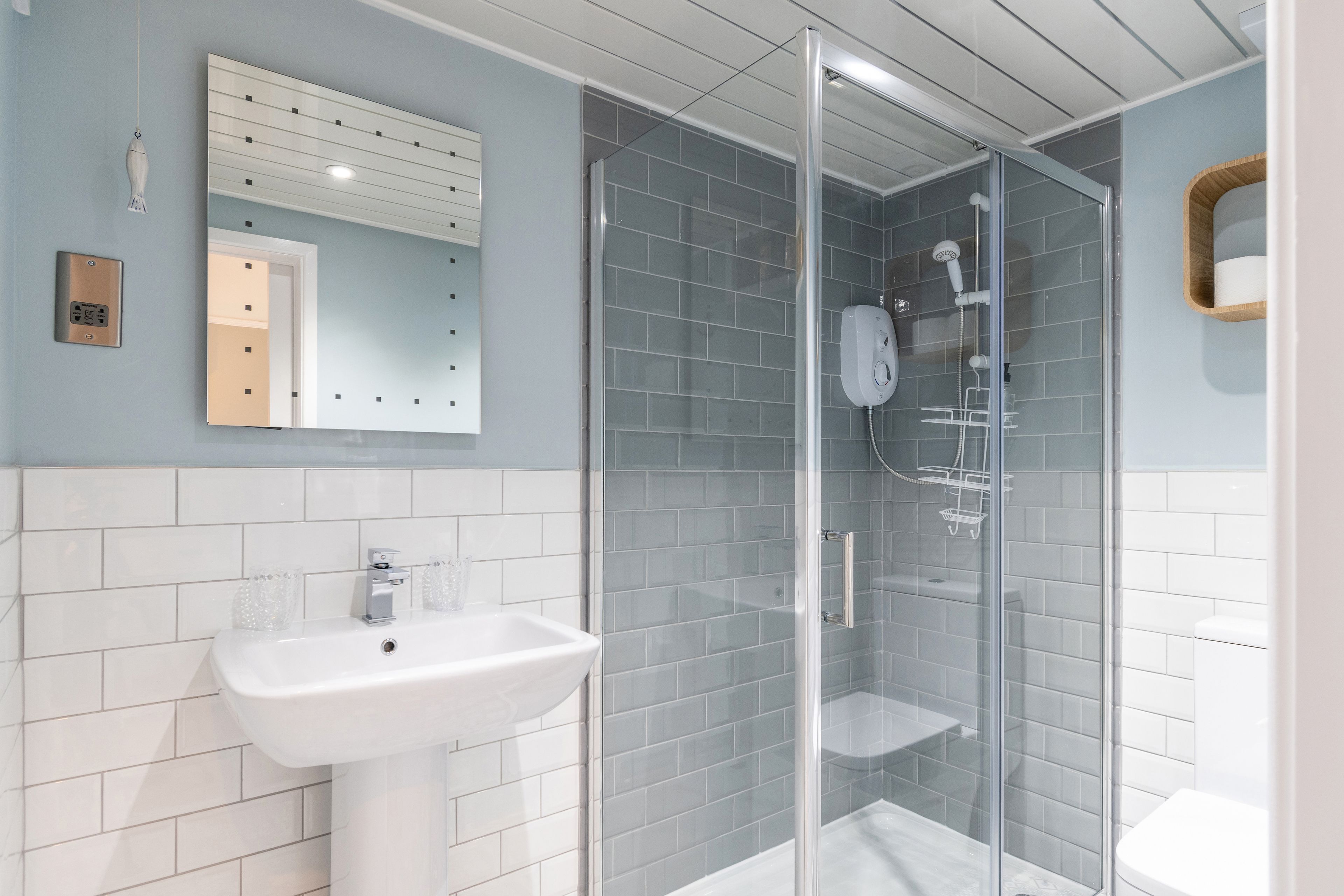 deluxe twin room, 2 single beds | bathroom | shower, hair dryer, towels