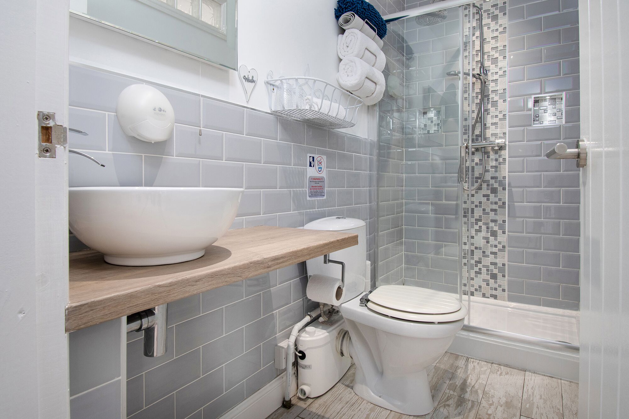 superior double or twin room, partial sea view | bathroom | shower, hair dryer, towels