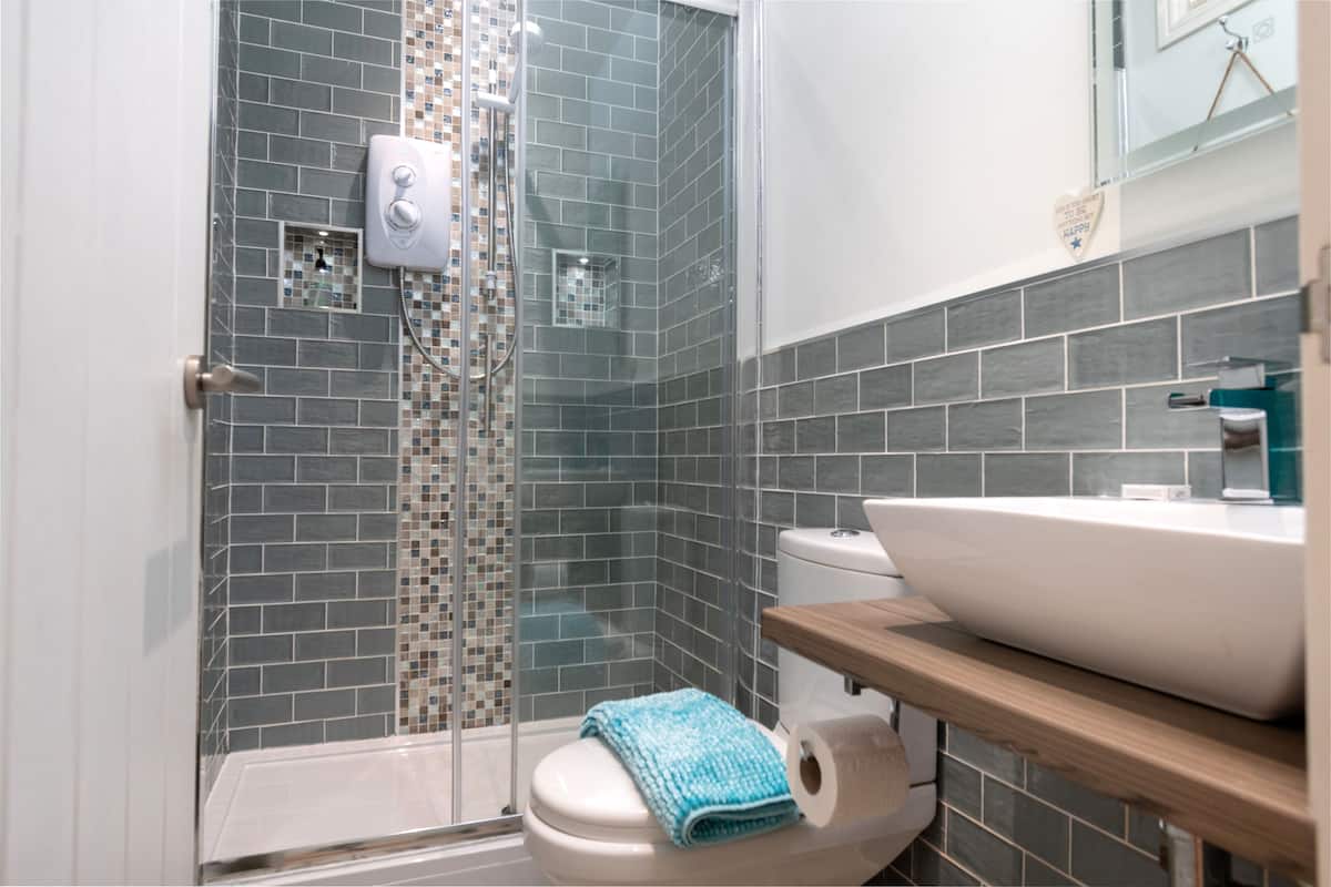 standard double room, 1 double bed | bathroom | shower, hair dryer, towels