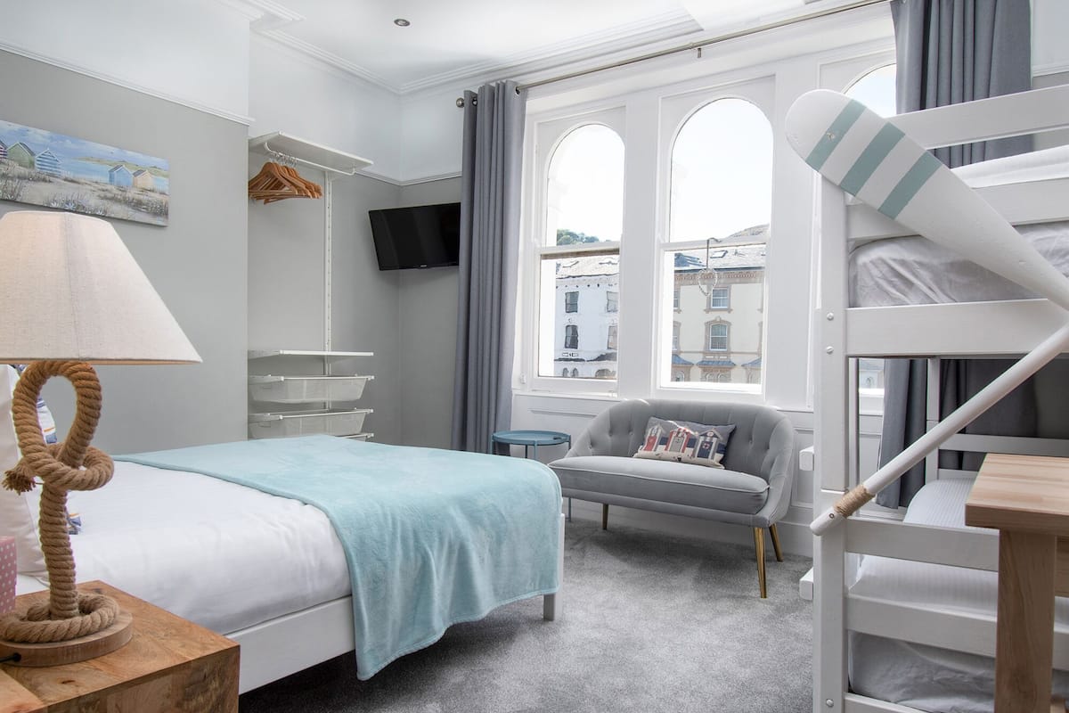 superior double or twin room, partial sea view | street view