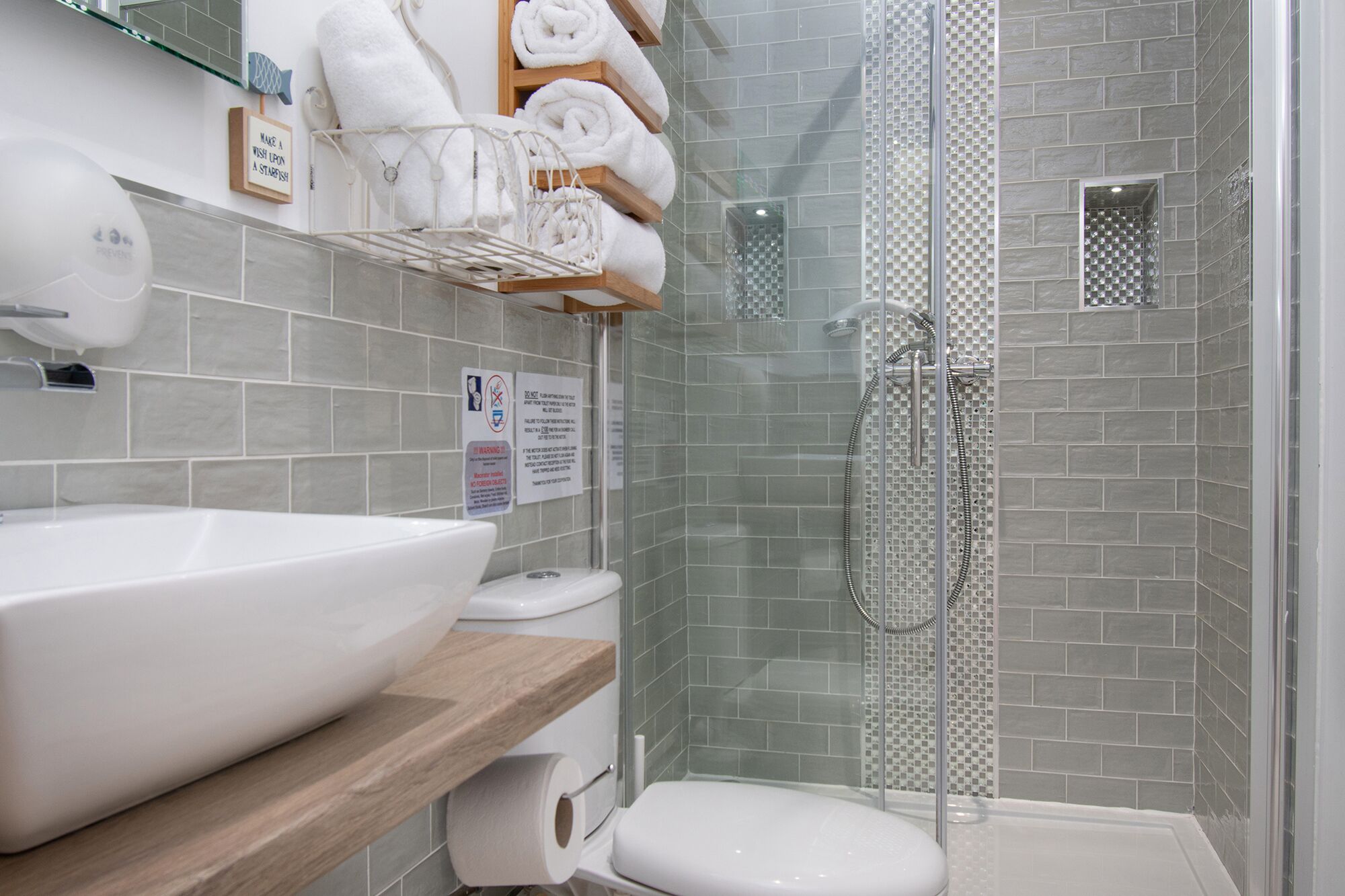 superior double or twin room, partial sea view | bathroom shower