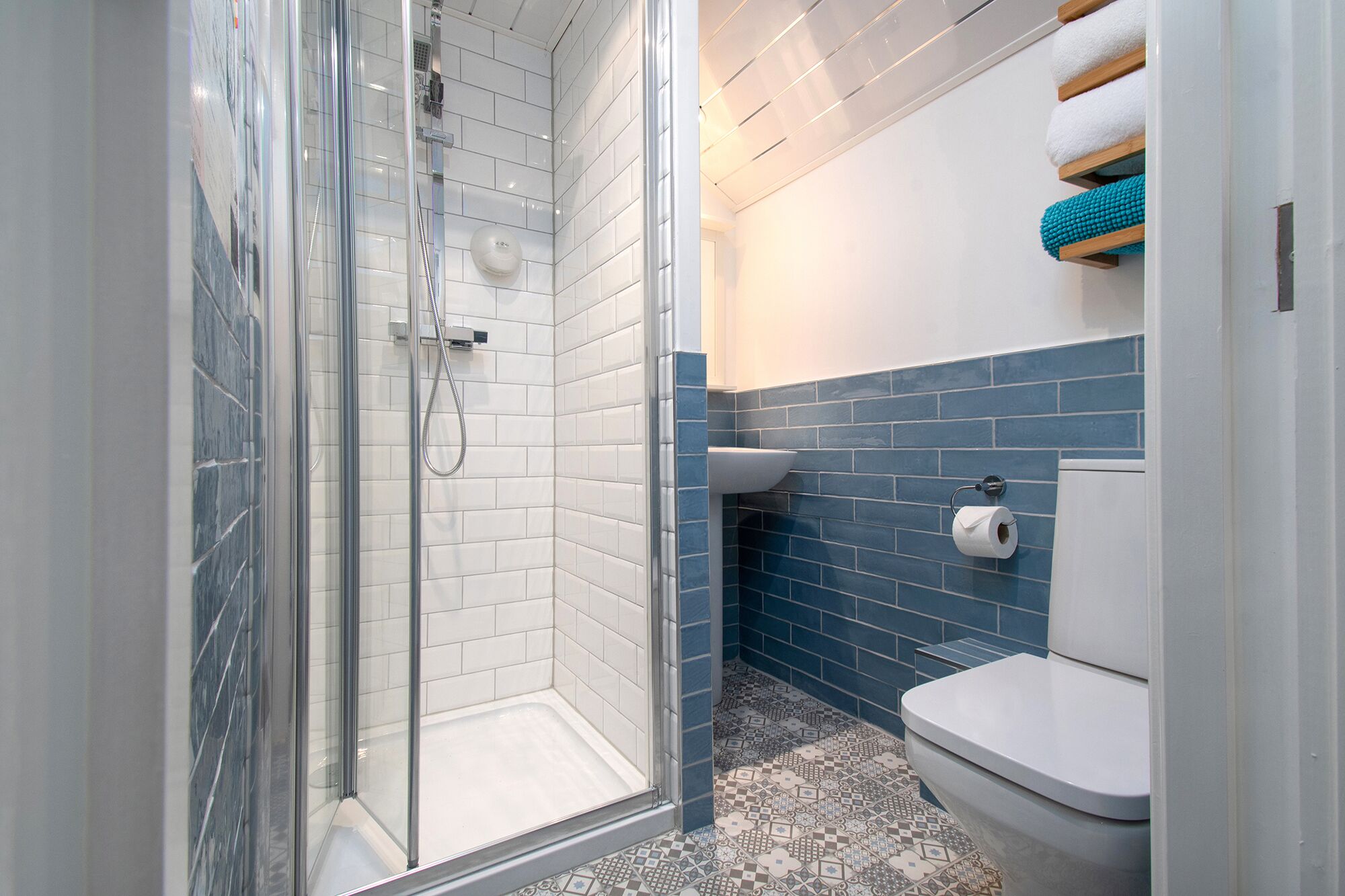 deluxe double or twin room | bathroom | shower, hair dryer, towels