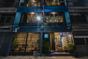 住宿正面 (夜晚)