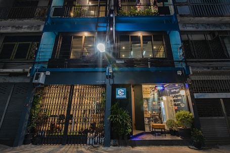 Fachada da propriedade à noite. Every Surawong