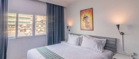 2 bedrooms, premium bedding, minibar, in-room safe