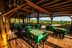 Serveert ontbijt, lokale gerechten