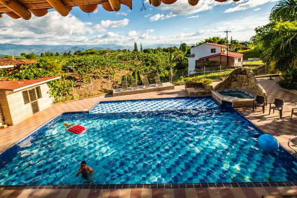 Una piscina al aire libre