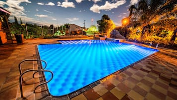 Una piscina al aire libre