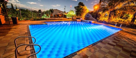 Una piscina al aire libre