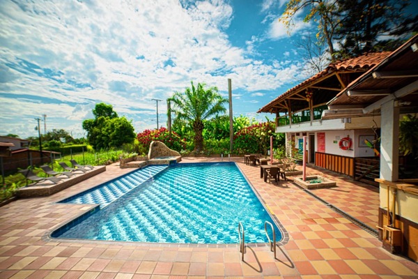 Una piscina al aire libre