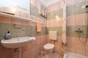 アパートメント (Two Bedroom Apartment) | バスルーム | シャワー、タオル、石鹸、トイレットペーパー