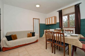 Huoneisto (Two Bedroom Apartment) | Olohuone | Taulutelevisio
