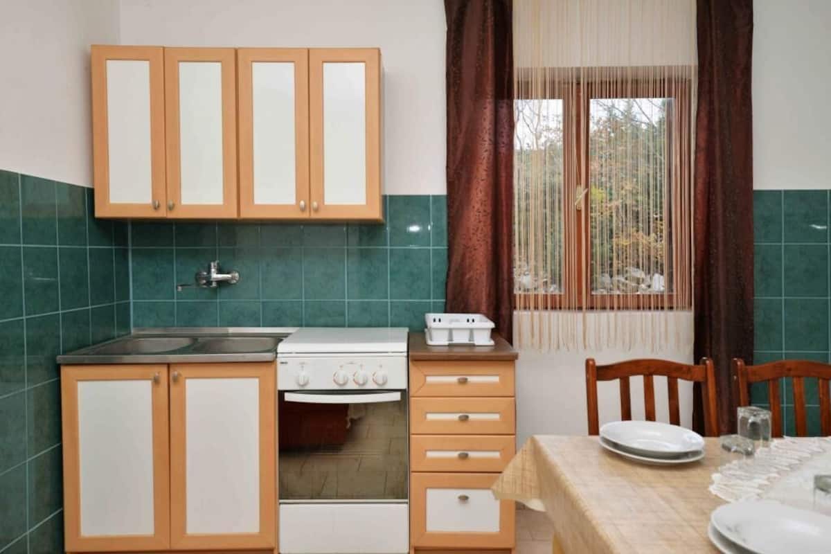 アパートメント (Two Bedroom Apartment) | 専用キッチン | 冷蔵庫、オーブン、コンロ、電気ポット