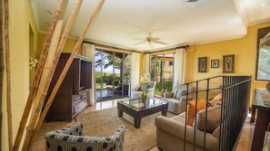 Departamento Deluxe, varias camas, vista al océano | Área de sala de estar | Televisión de pantalla plana de 42 pulgadas con canales por cable 