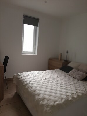 2 bedrooms, travel cot, free WiFi, bed sheets