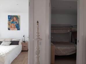 2 habitaciones, cuna de viaje, wifi gratis y ropa de cama