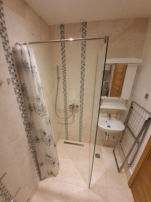 Shower, hair dryer, towels, soap - AS Apartments Rafailovici I (Rafailovici)