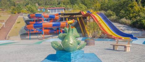 Un parc aquatique doté de nombreux toboggans et d’une grande sculpture de tortue.